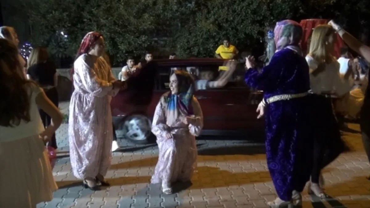 Otomobilin düğün alanında beş kişiyi yaralamasını güvenlik kamerası kaydetti
