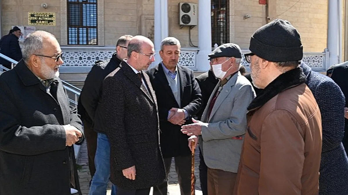 Selçuklu Belediye Başkanı Ahmet Pekyatırmacı "Cuma Buluşmaları" kapsamında Yazır Mahallesi Otogar Zeki Altındağ Camii'nde mahalle sakinleri ile bir araya geldi