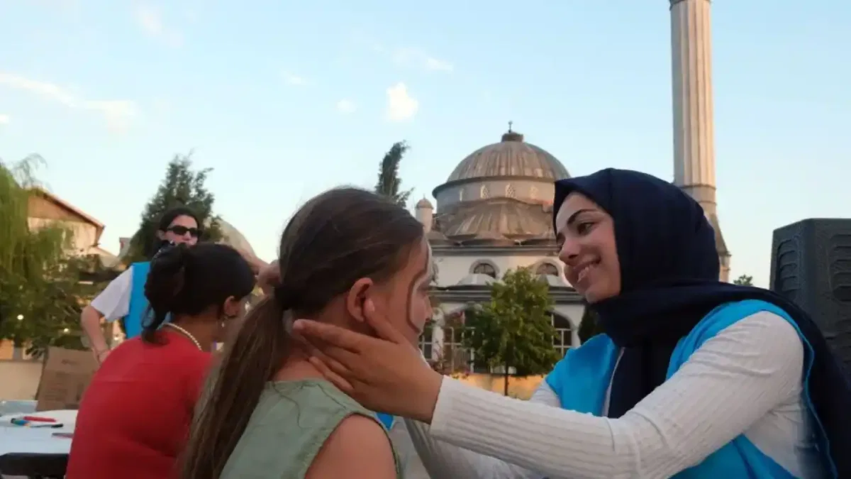 Sakarya'nın mahallelerinde Yeniköylü çocuklar neşelendirildi