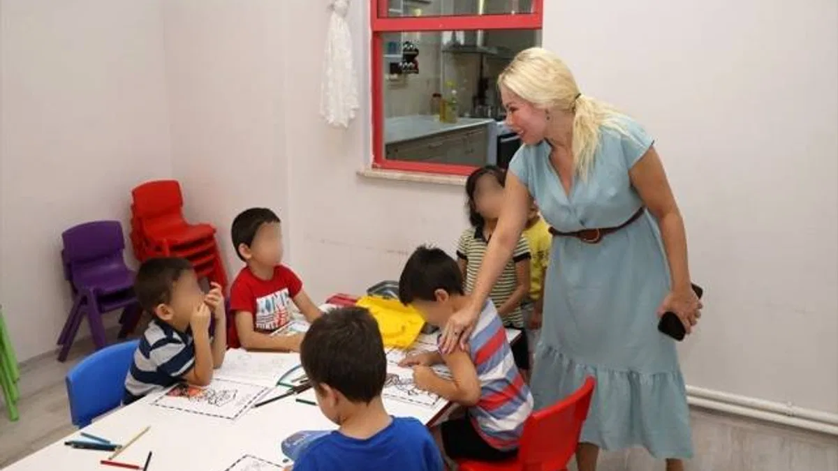 Rektör Özkan, çöp evde bulunup Antalya'da koruma altına alınan çocuğu ziyaret etti
