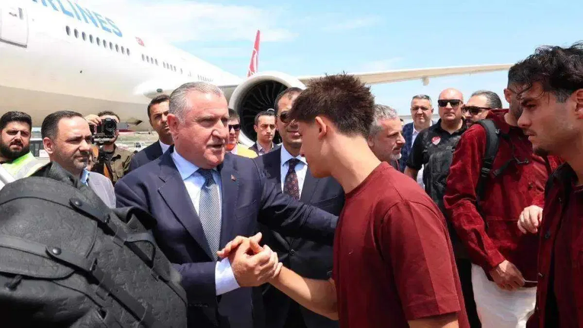Bakan Bak millileri uğurladı