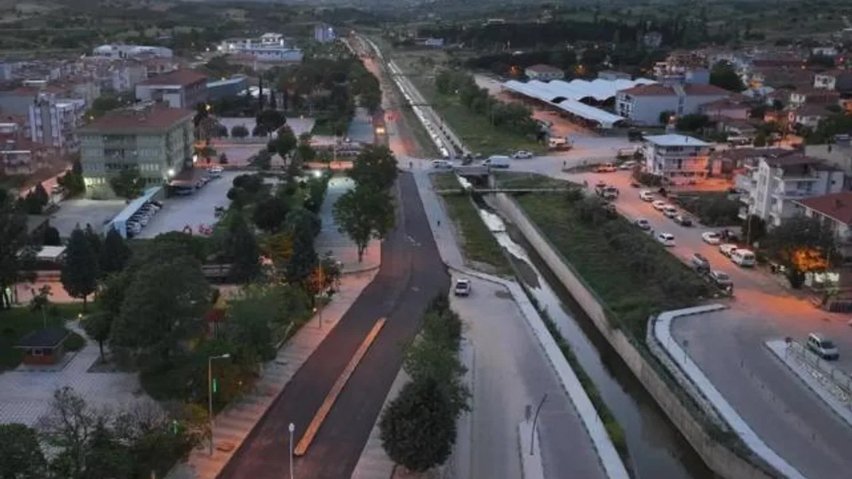 Manisa Köprübaşı sıcak asfaltla ilk kez tanıştı