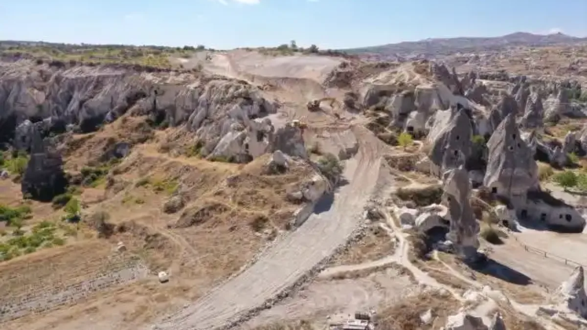 Kapadokya'da yol çalışmasında peribacalarının yıkıldığı iddiasına yalanlama