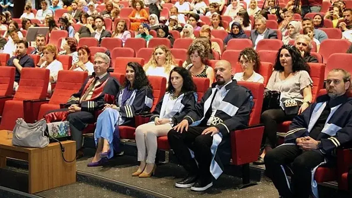 ERÜ Güzel Sanatlar Fakültesi'nde mezuniyet sevinci