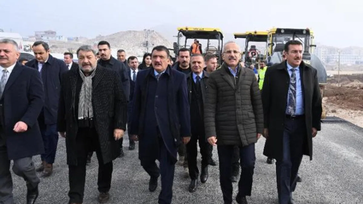 Bakan Uraloğlu'ndan yılın son mesaisi Malatya oldu... Deprem konutlarının yolları hazır