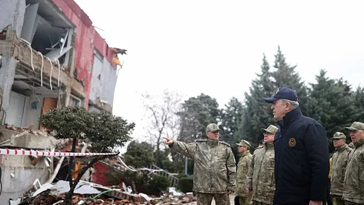 Mehmetçik depremzedelerin yanında