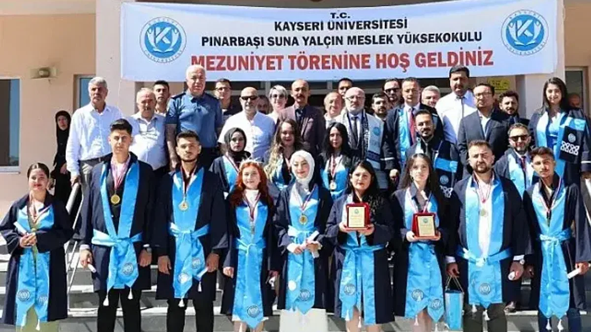 KAYÜ Pınarbaşı MYO'da mezuniyet heyecanı