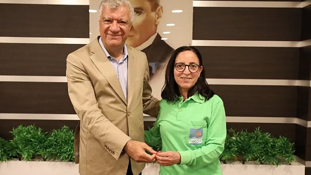 Narlıdere'de ayın personeli hediyesini aldı
