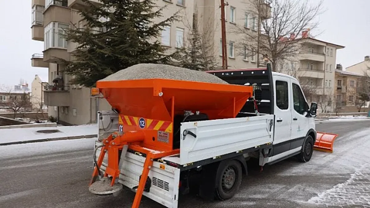 Nevşehir Belediyesi'nden tuzlama mesaisi