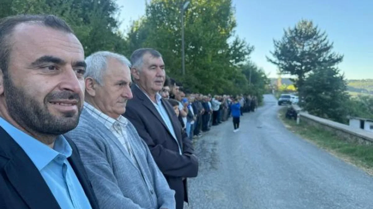 Bursa'da vatandaşlar bayram namazı sonrası mezarlıklara akın etti