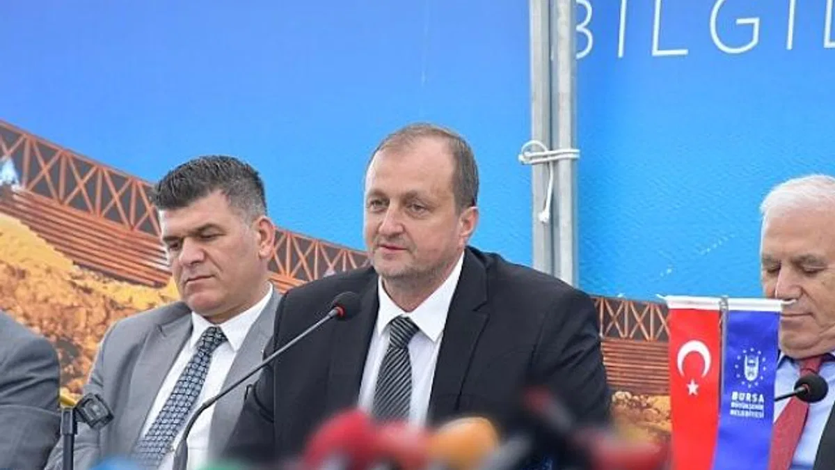 İznik'te gerçekleştirilen kazı çalışmalarının bilgilendirme toplantısı göl kenarında gerçekleşti