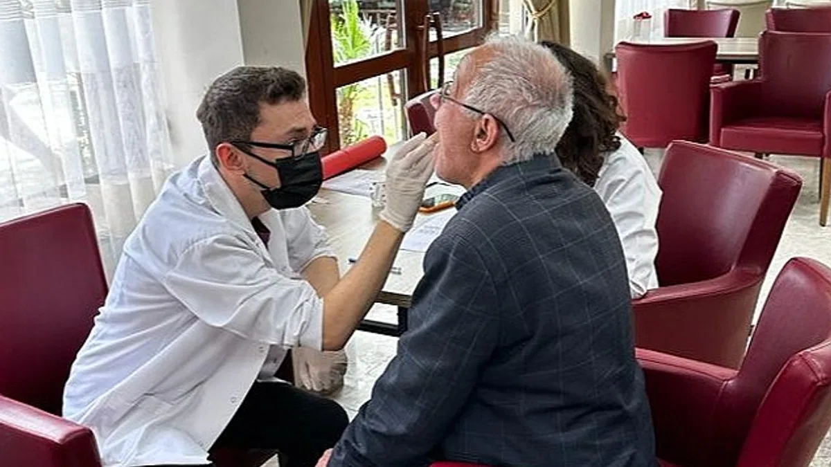 Egeli Gönüllü Diş Hekimleri depremzedelerin ağız ve diş bakımlarını yaptı