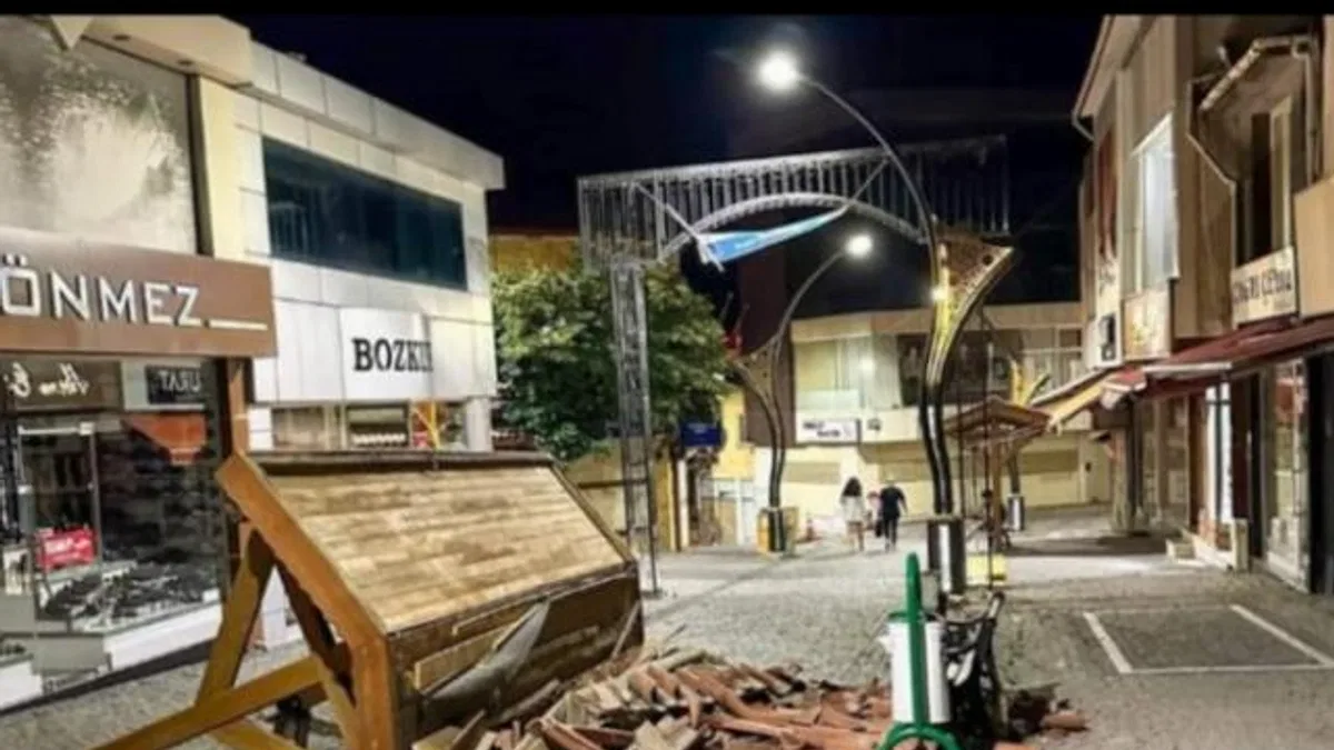 Kunduracılar Çarşısı’nda ahşap pergole yıkıldı