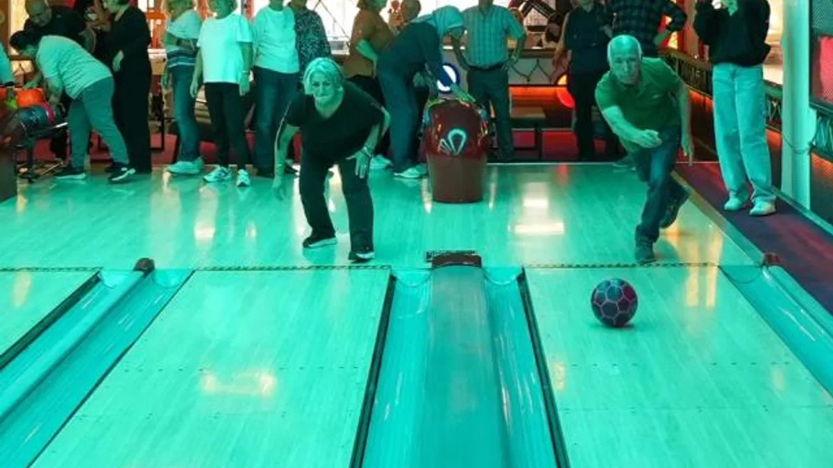 İstanbul Maltepe’de Yaşlılar Günü'nde bowling eğlencesi