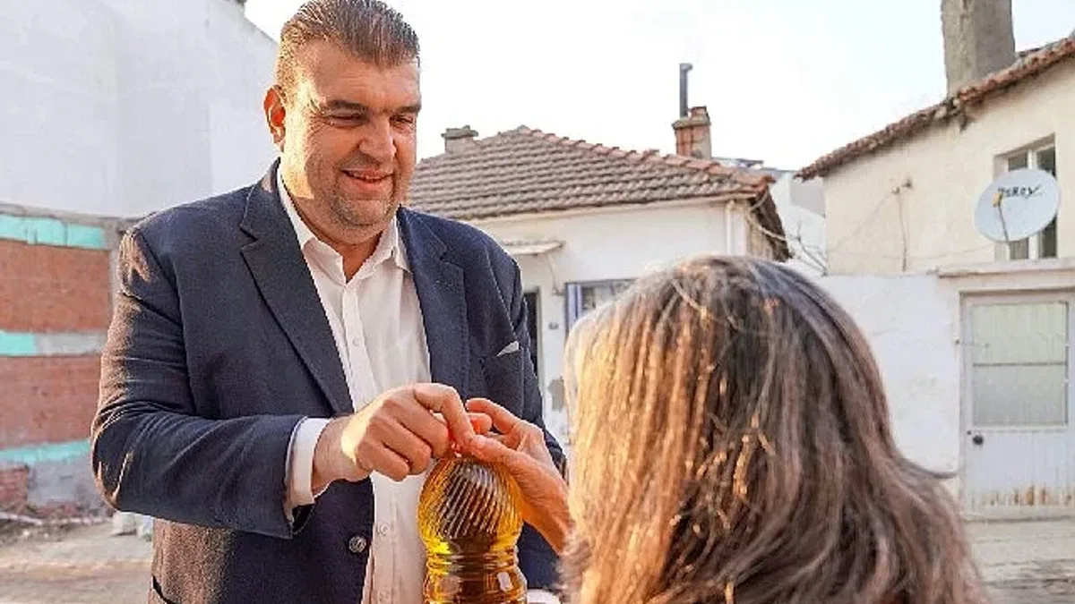 Seferihisar Belediyesi'nden dar gelirli vatandaşa zeytinyağı