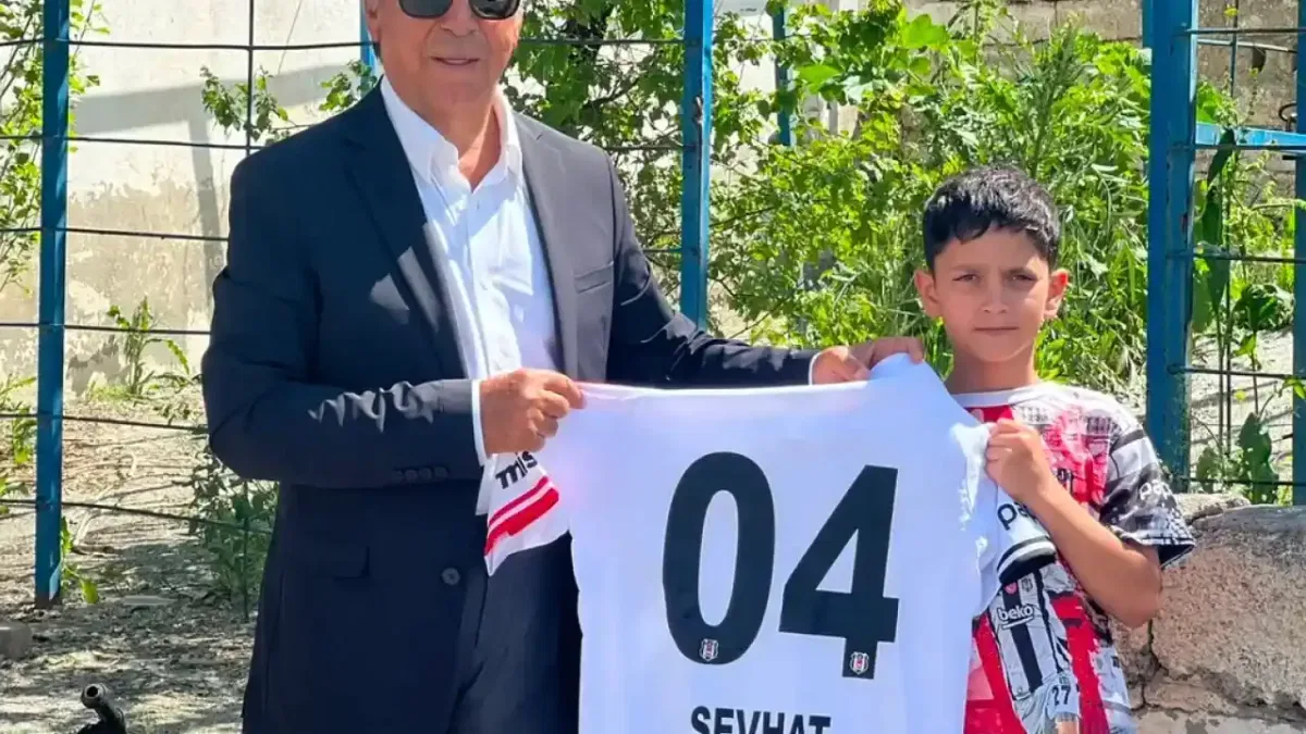 Seyit Ateş, Ağrılı taraftar Şevhat'ın Beşiktaş forması hayalini gerçekleştirdi