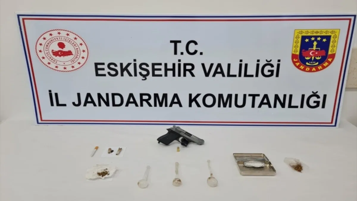 Eskişehir'de jandarma ekipleri şüpheli araçta uyuşturucu buldu