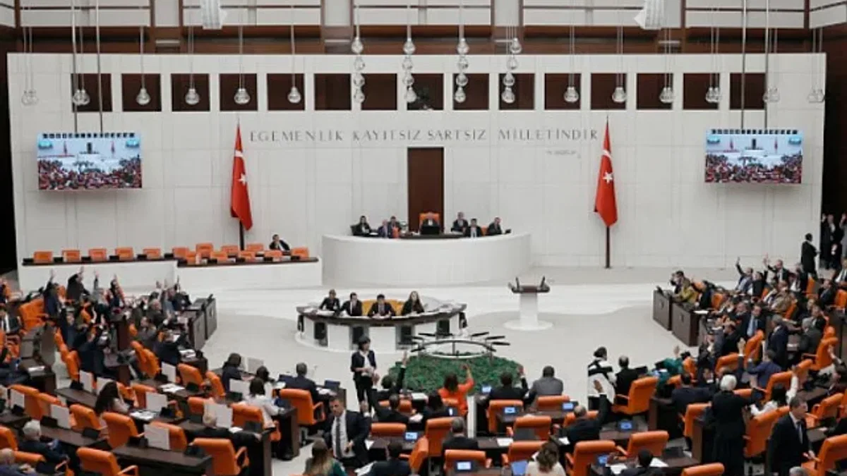 Meclis tatile giriyor... EYT 2023'e kaldı!