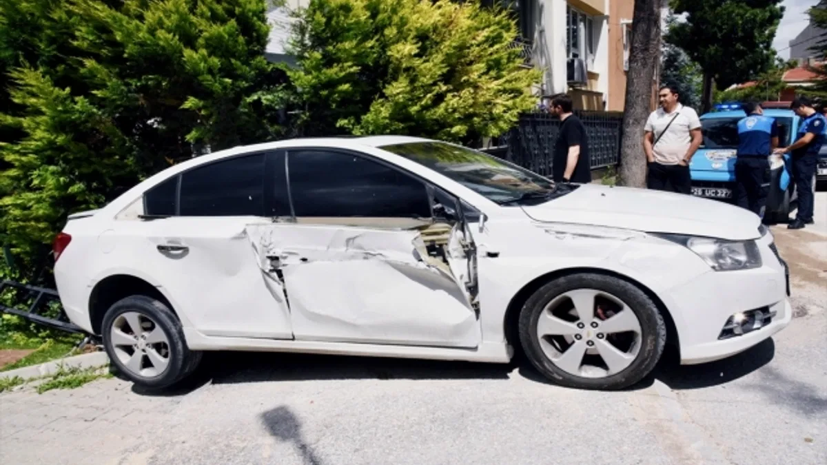 Eskişehir'de park halindeyken hareket eden kamyonet, başka bir araca ve binaya çarptı