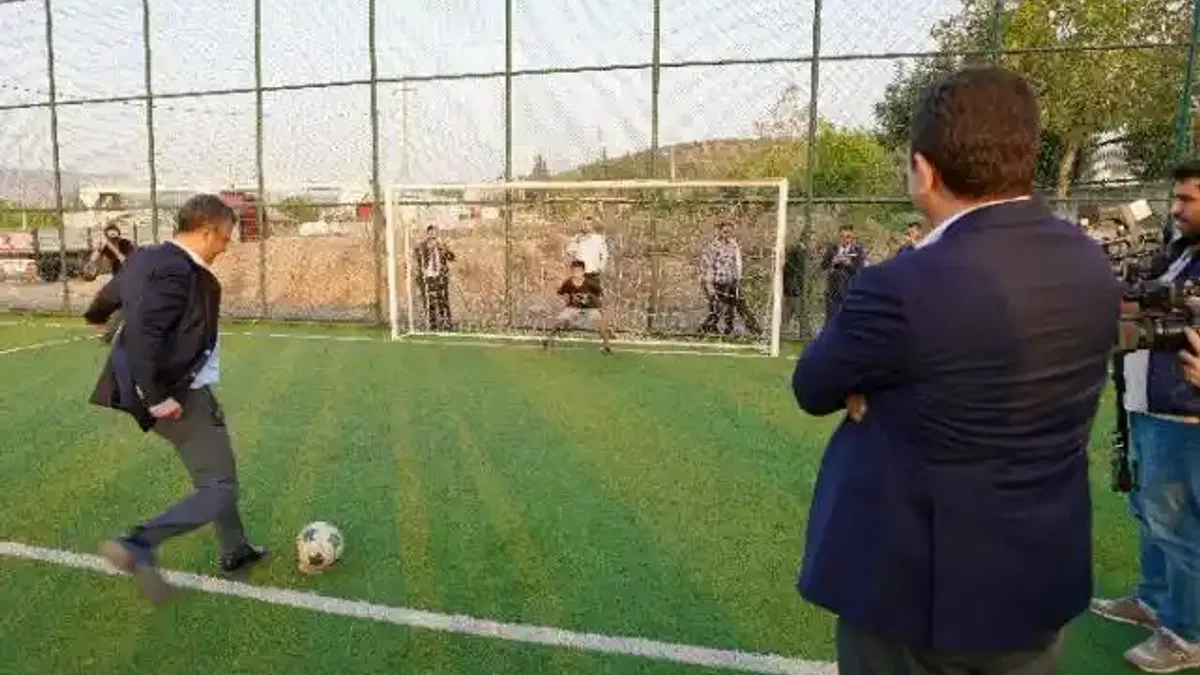 Hatay'da gençlerle sohbet edip, futbol oynadılar