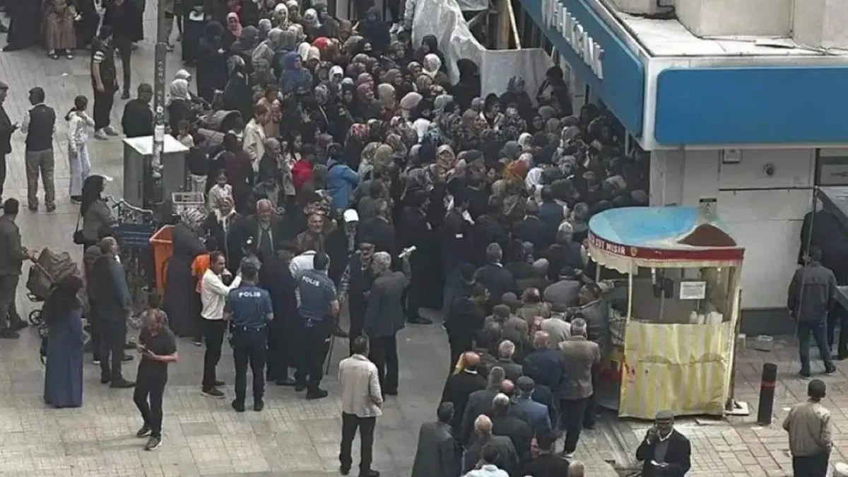 Ağrı'da sosyal yardım kuyruğu! Halkbank’a acil önlem çağrısı