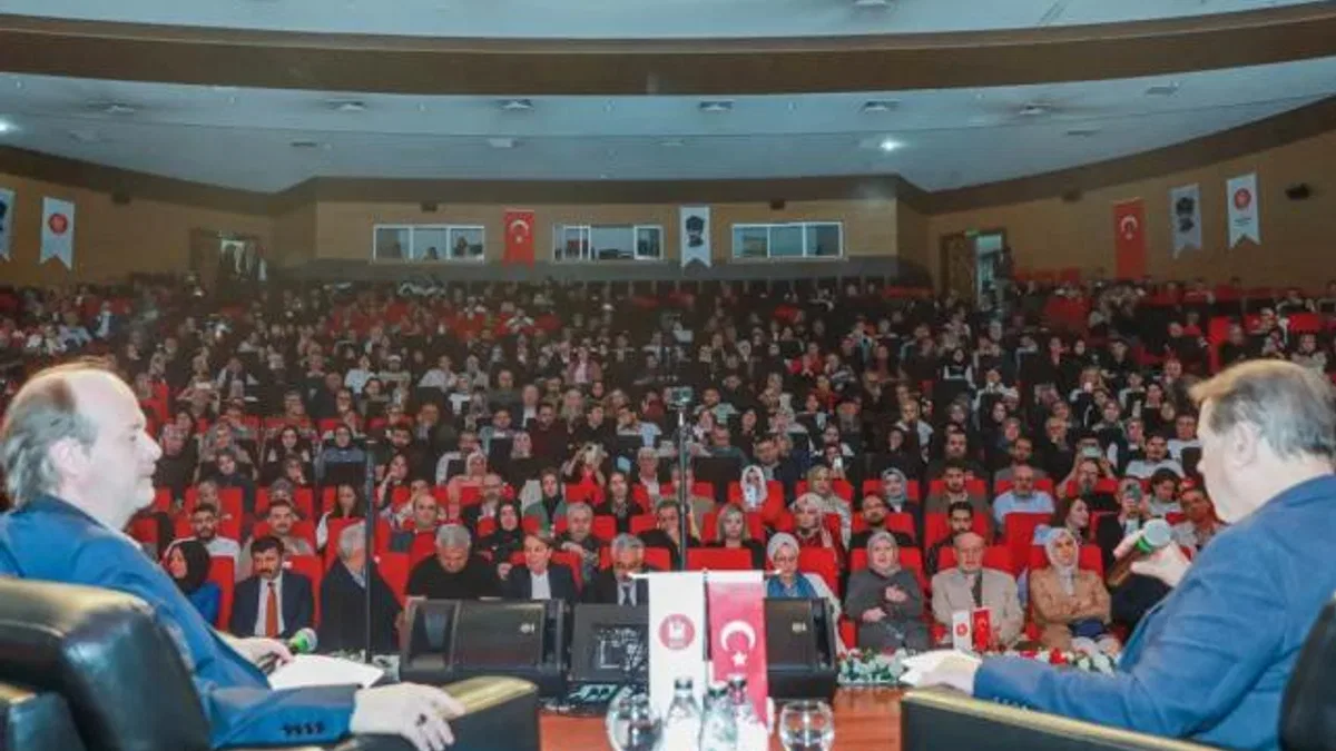 Ankara Keçiören'de Ahmet Özhan konser ve söyleşisine yoğun ilgi