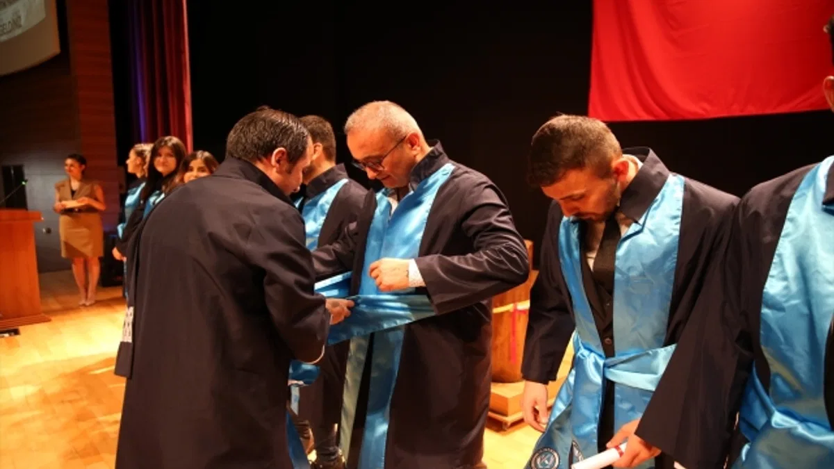 46 yaşında üçüncü üniversiteden mezun oldu