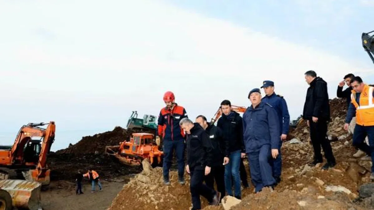 Artvin'de heyelandan kapanan yolda ulaşım tek şeritten!