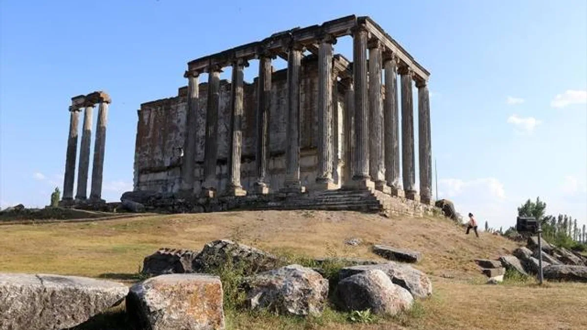 Aizanoi Antik Kenti kazısında mermer güneş saati bulundu