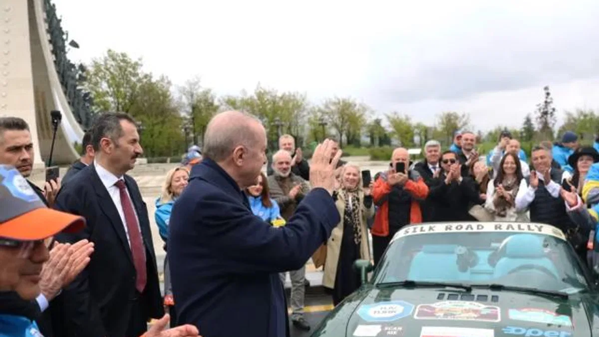 Cumhurbaşkanı Erdoğan, ralli kafilesini Külliye'den uğurladı