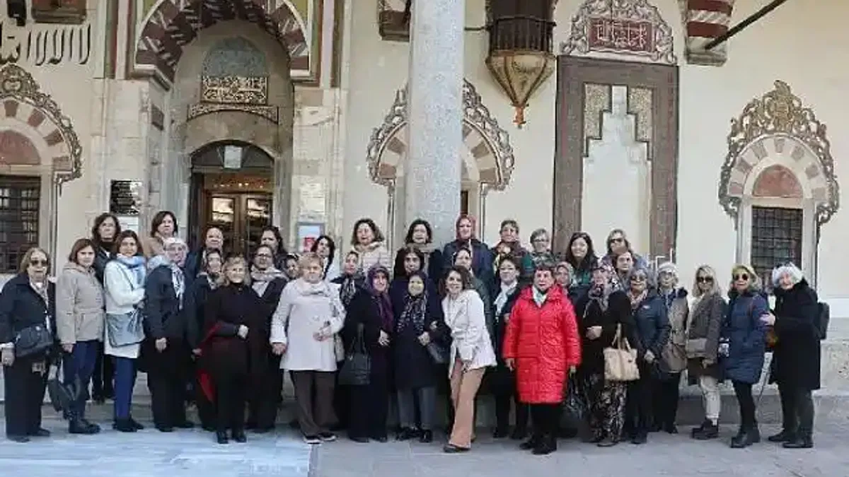 Büyükşehir Belediyesi, İzmirli Misafirlerine Şehir Turu Düzenledi