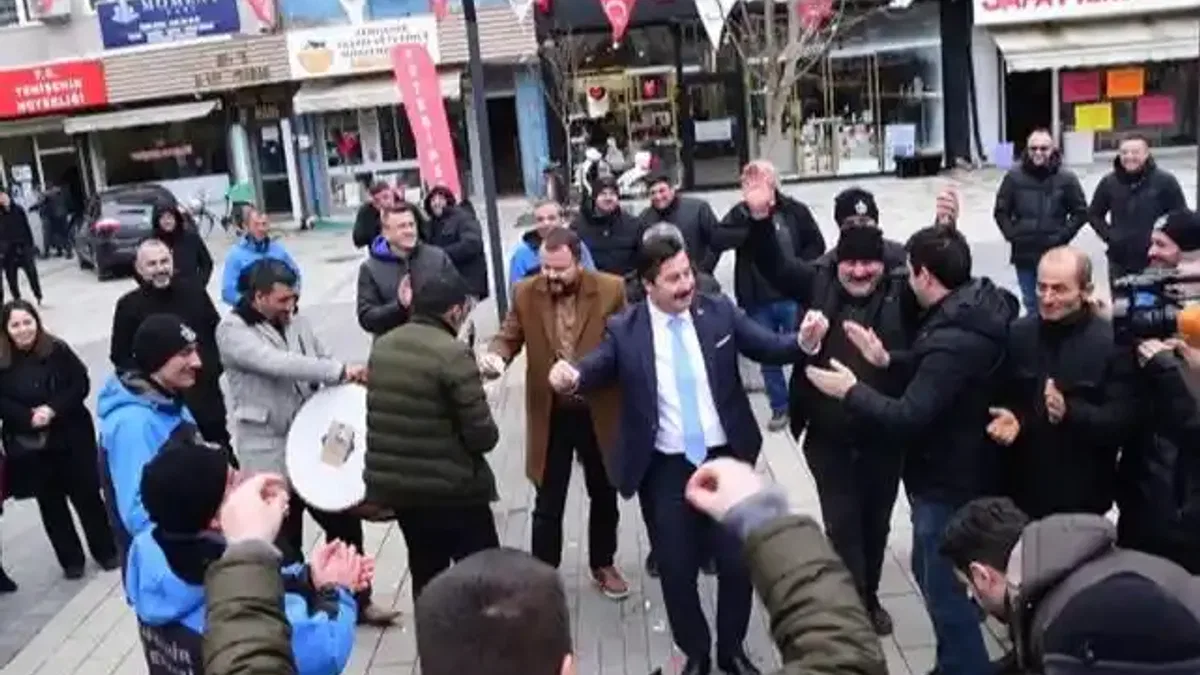 Ercan Özel işçinin yüzünü güldürdü