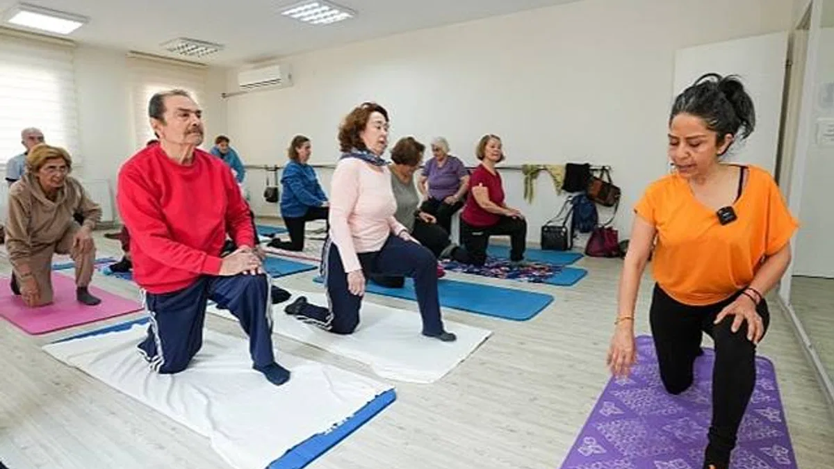 Gaziemir'in çınarlarına yogayla gençlik aşısı