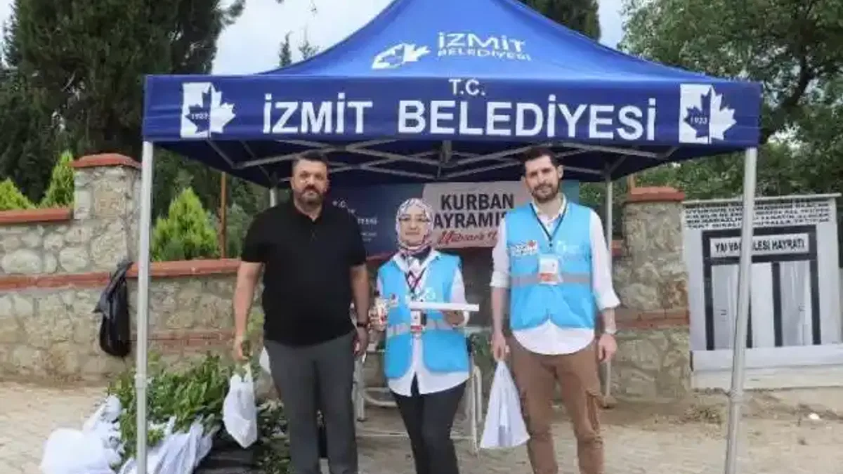 İzmit Belediyesinden mezarlık ziyaretinde bulunan vatandaşlara defne fidesi