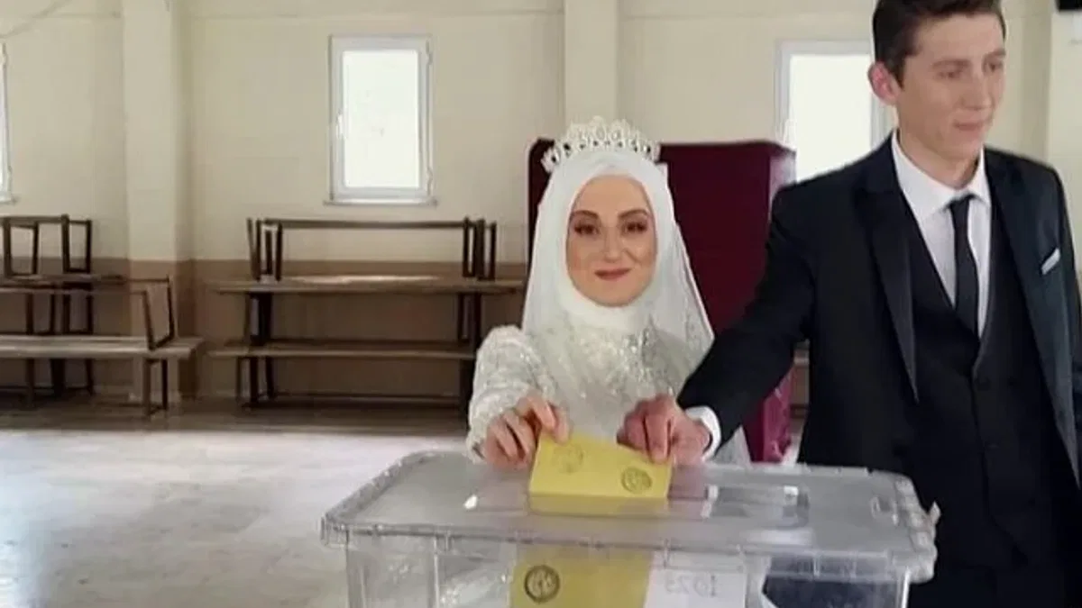 Bursa Yenişehir'de gelinliğiyle sandığa geldi