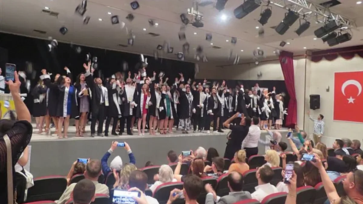 Trakya Üniversitesi'nde bir okulda daha mezuniyet sevinci