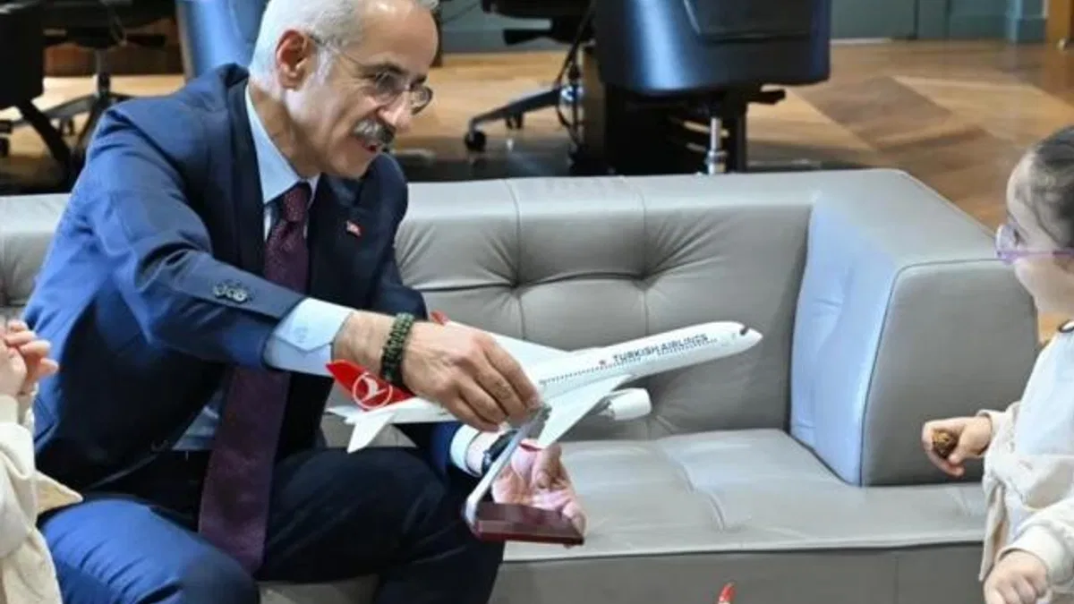 Bakan Uraloğlu minik misafirlerini ağırladı
