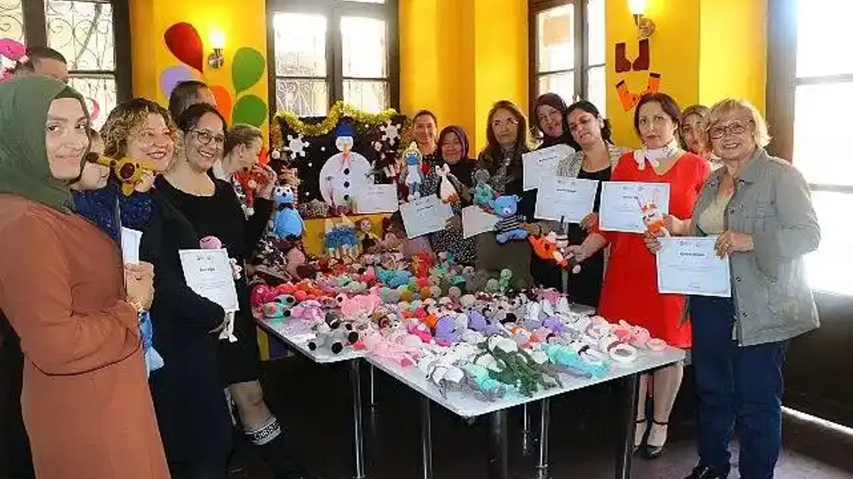 Antalya Büyükşehir Belediyesi'nin örgü bebek atölyesinde eğitim alan kursiyerler katılım belgelerini aldı