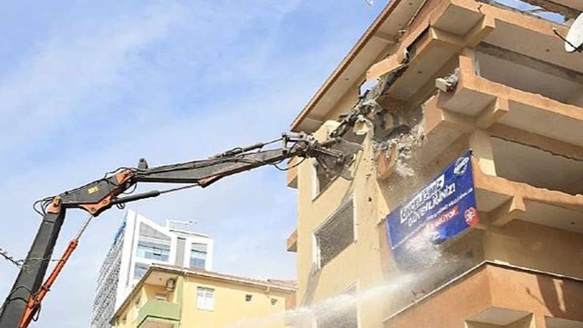 İBB, 'Yüzde 0 Deprem Güvenliği' Olan Kartal'daki Akın Apartmanı'nı Yıktı