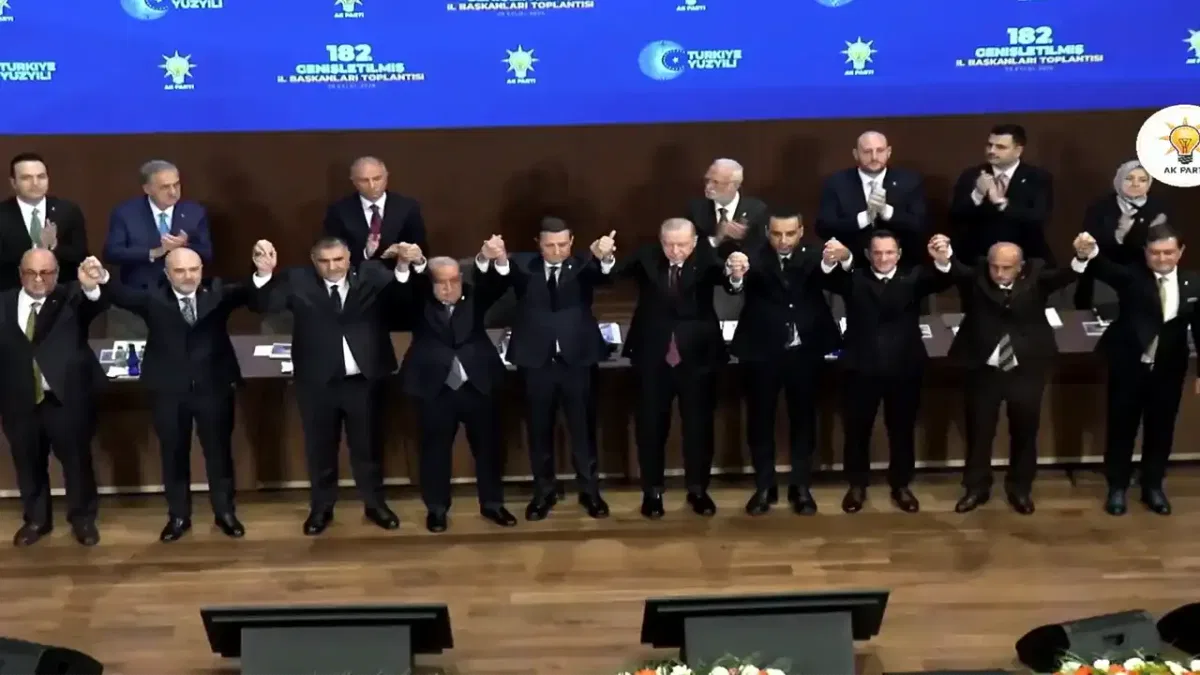 Dokuz belediye başkanı AK Parti saflarına katıldı
