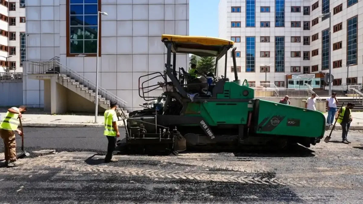İstanbul Maltepe’de asfalt serim çalışmaları sürüyor
