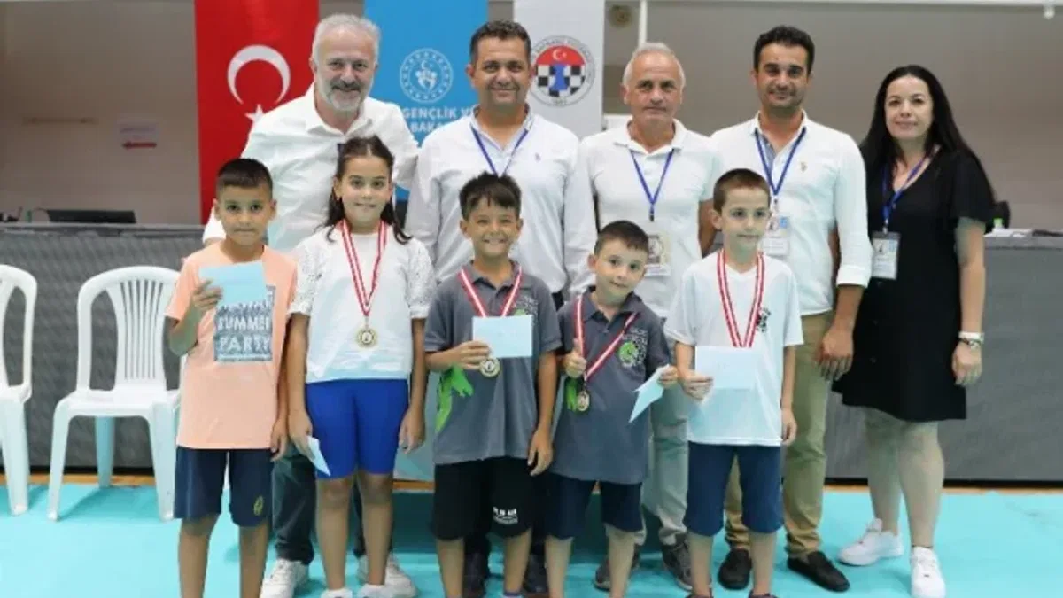 Satranç tutkunları Aliağa'da buluştu