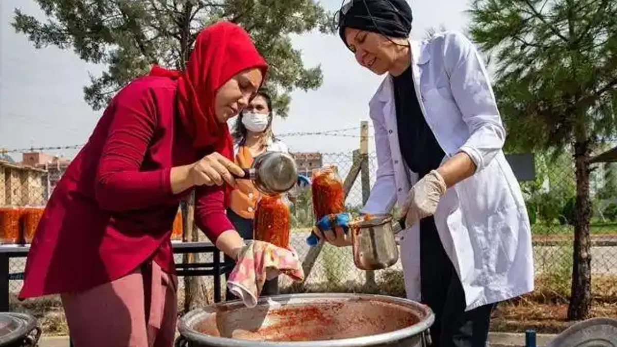 Diyarbakır'da kazanlar ihtiyaç sahiplerine kışlık konserve için kaynadı
