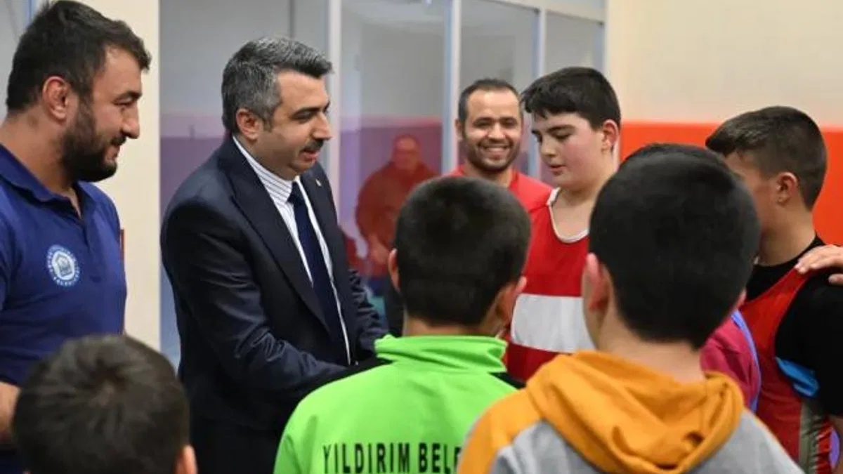 Bursa Yıldırım'da Başkan Yılmaz şampiyon güreşçilerle buluştu