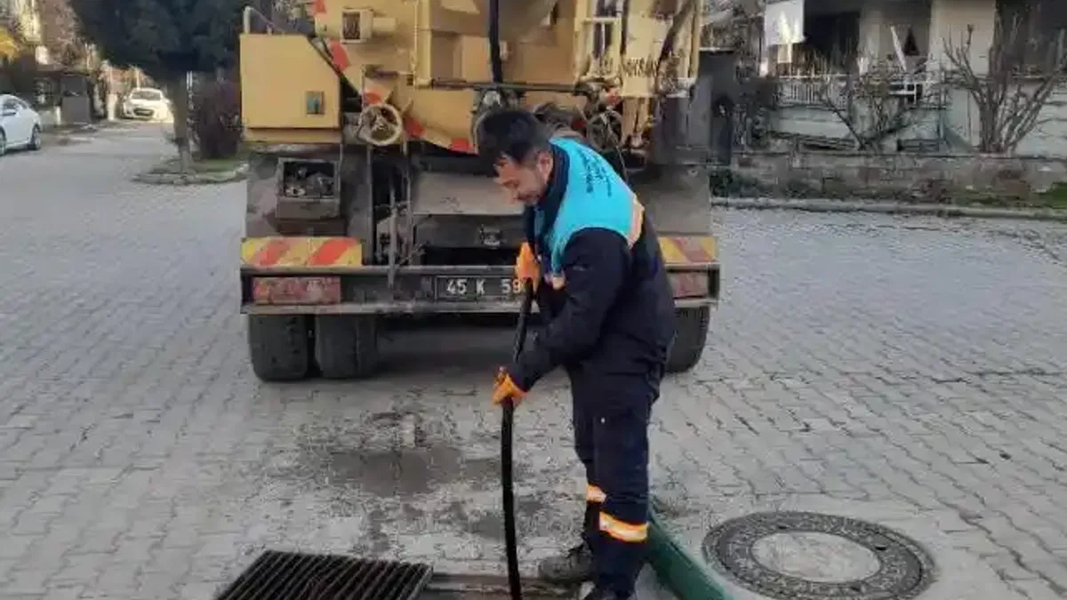 Kula’da dört mahallenin yağmursuyu ızgaraları temizlendi