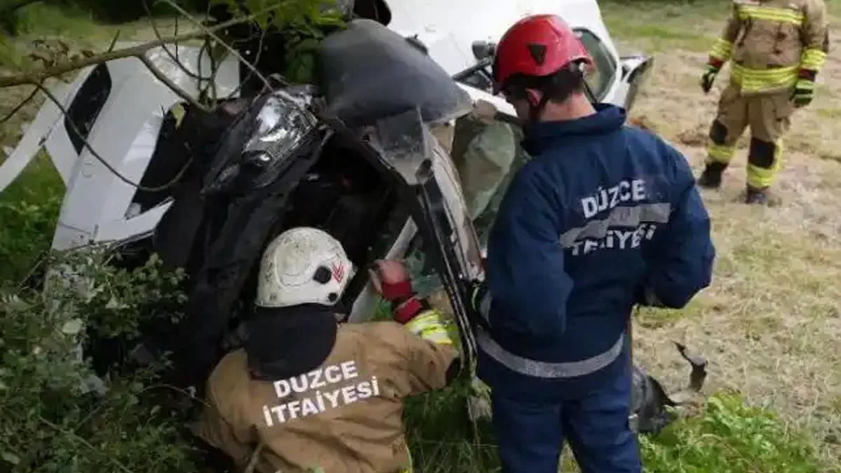 Düzce'de hakimiyeti kaybederek yoldan çıktı! 3 yaralı
