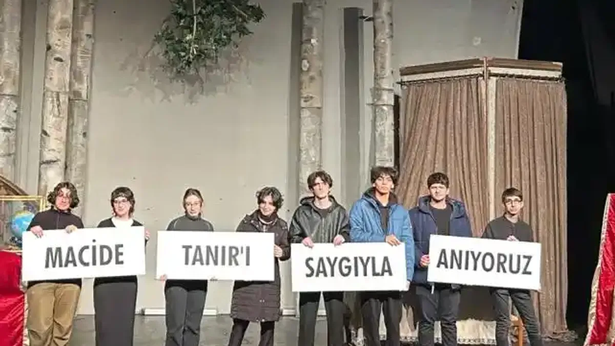 TEV bağışçısı usta sanatçı sahnede anıldı