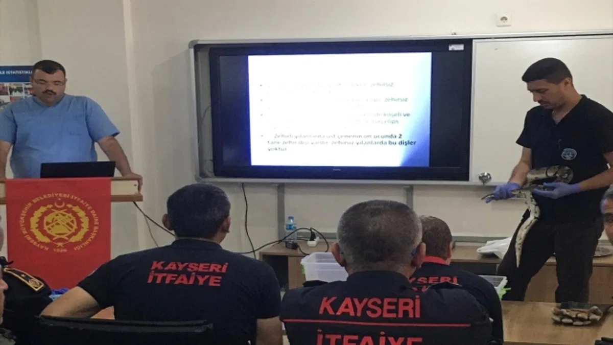 İtfaiye erleri hayvanat bahçesinin yılanları üzerinde yakalama etiğimi aldı