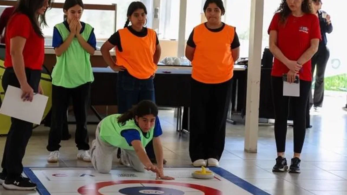 Antalya Büyükşehir'den kız çocuklarına spor desteği