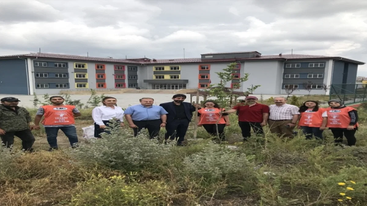 TEMA Kayseri'de okul bahçelerini ağaçlandırıyor
